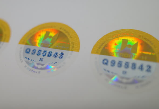 定制防偽標(biāo)簽如何保障產(chǎn)品真?zhèn)?？防偽?biāo)簽怎樣融入品牌設(shè)計(jì)？